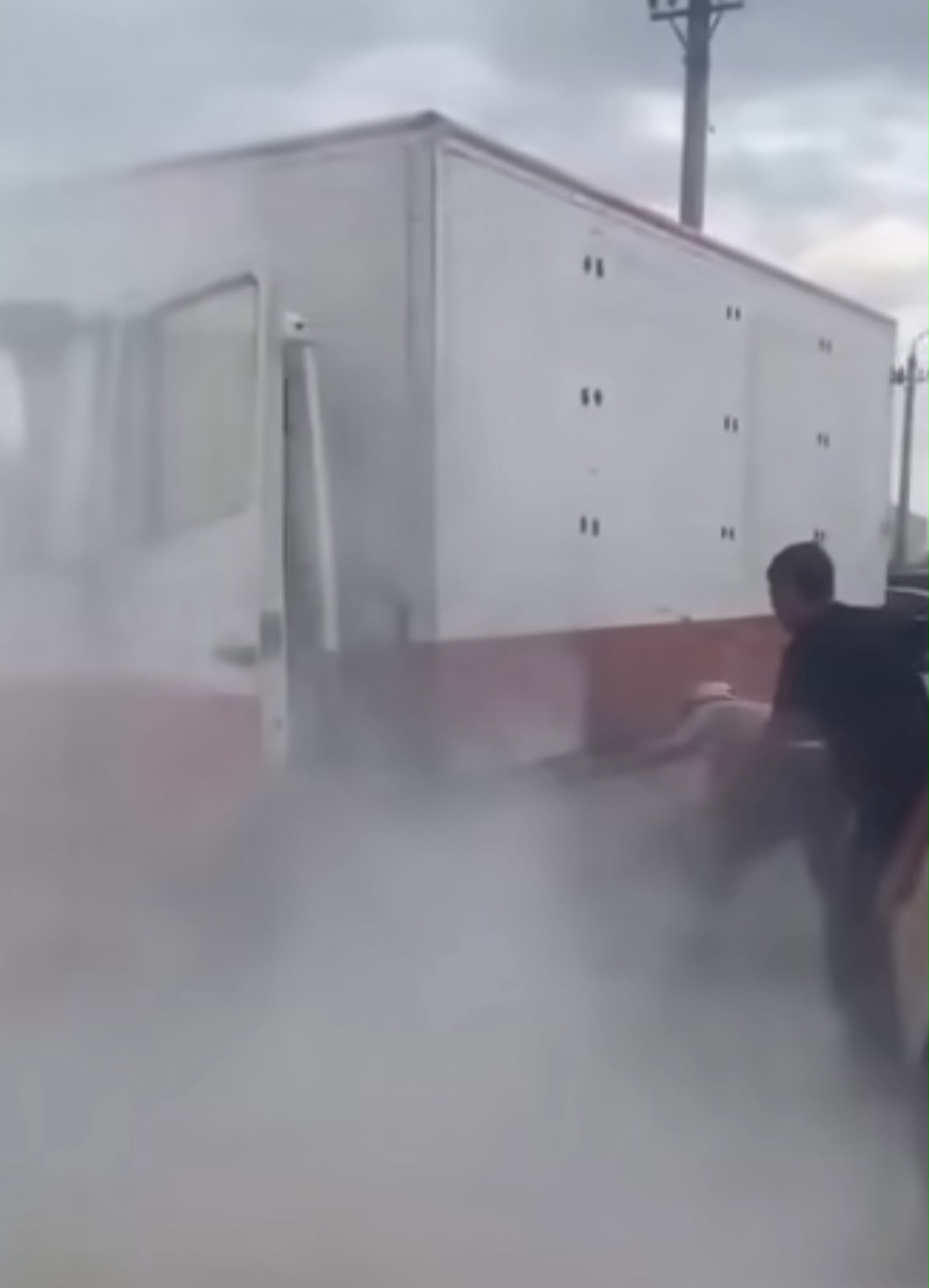 В Мангистау полицейские оперативно оказали помощь при возгорании автомобиля