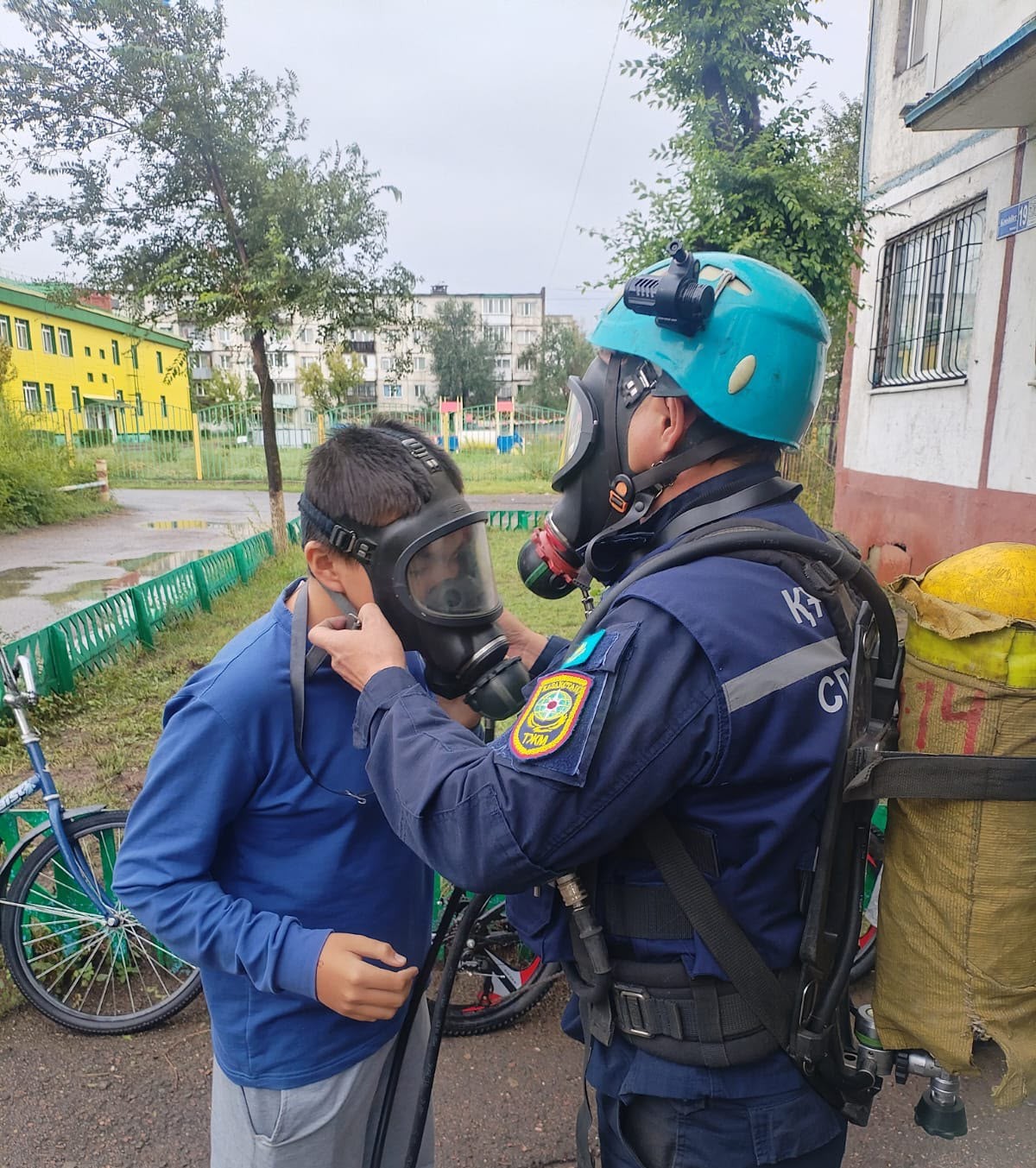 Помощь спасателей понадобилась подростам в Экибастузе из-за резкого химического запаха в квартире