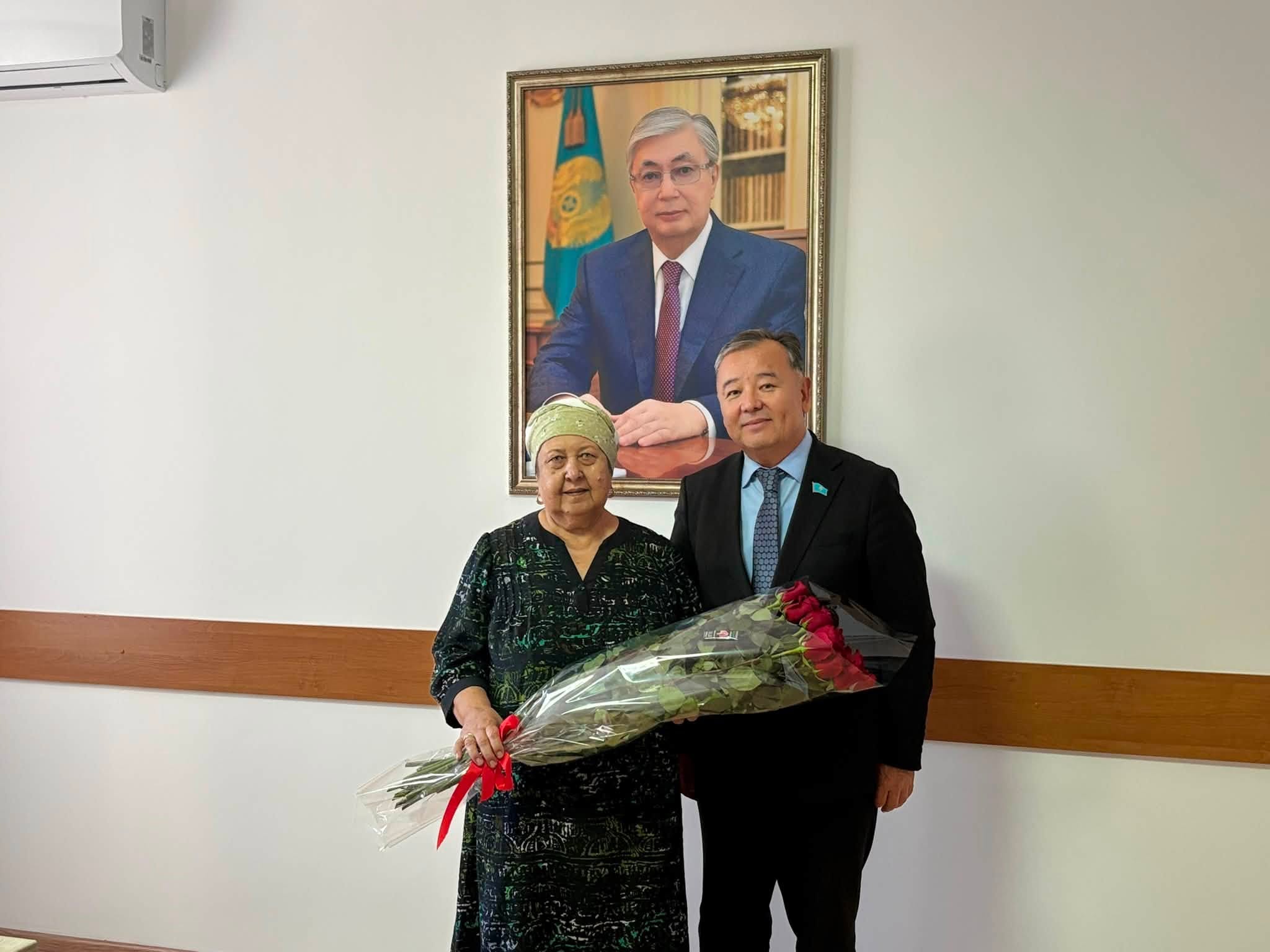 Батыс Қазақстан облыстық мәслихатының төрағасы Мұрат Рахметұлы Назарова Сарвар Ризоевнаны қабылдады.