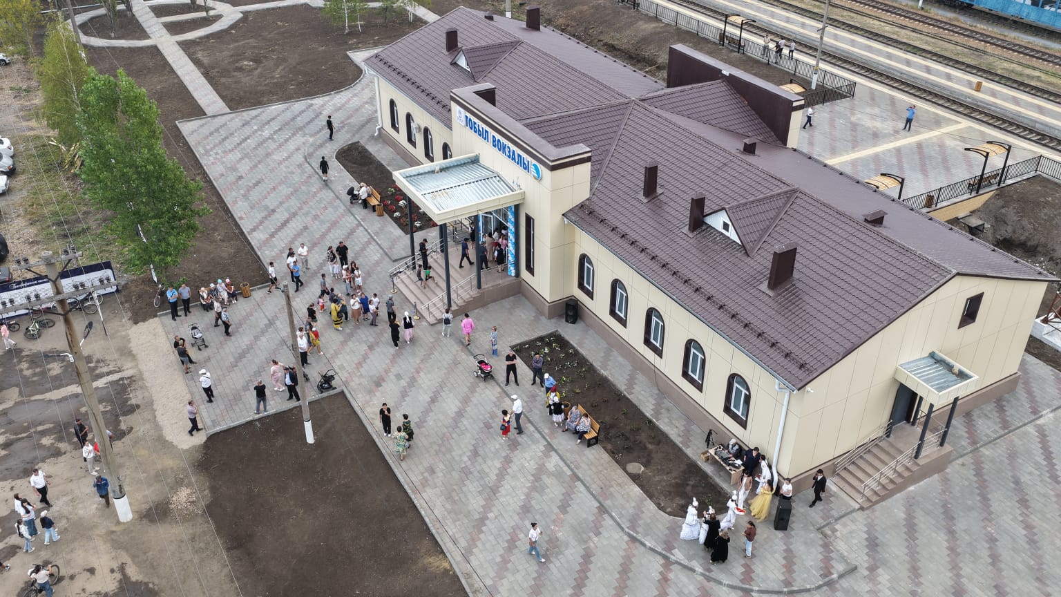 Жаңартылған вокзал ғимараты мен оған іргелес алаңның аэрофототүсірілімі