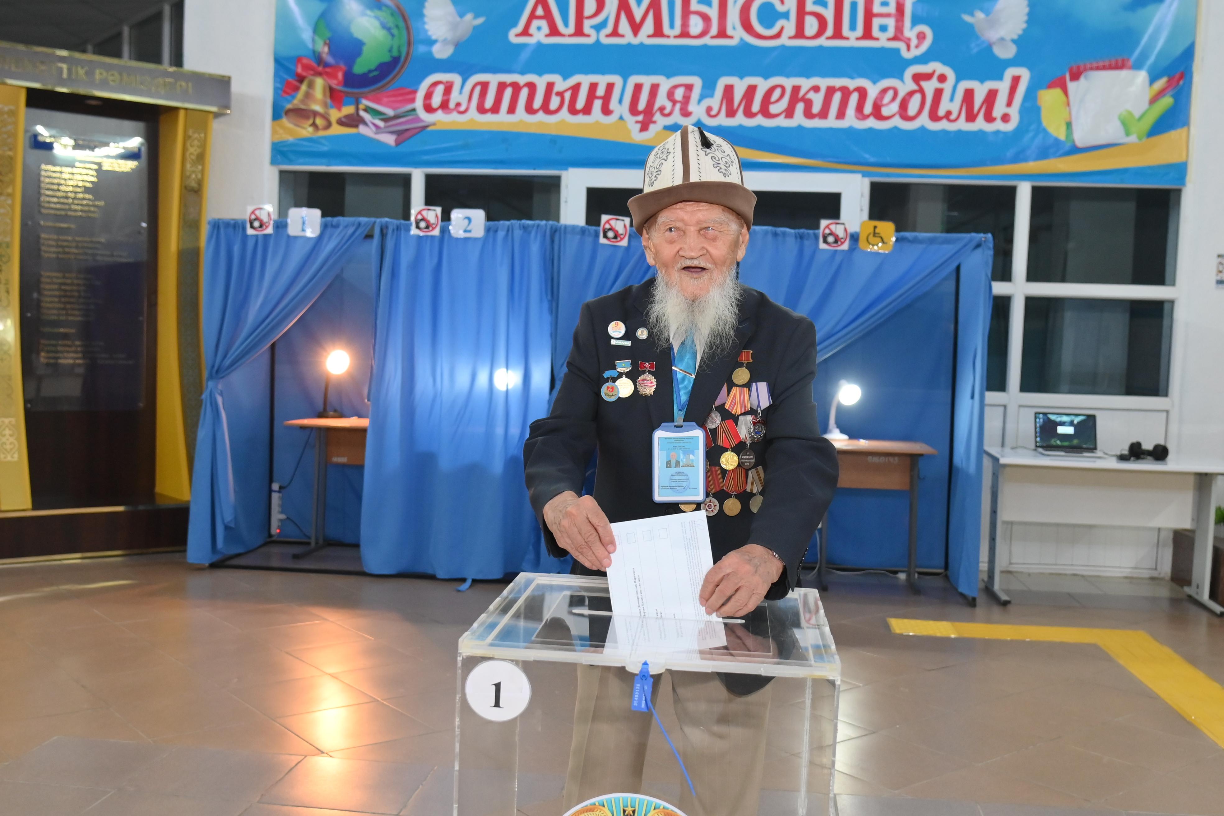 ЕҢБЕК АРДАГЕРІ ӨРКЕН АБДРЕЕВ ҚҰРЫЛТАЙ САЙЛАУЫНДА ДАУЫС БЕРДІ