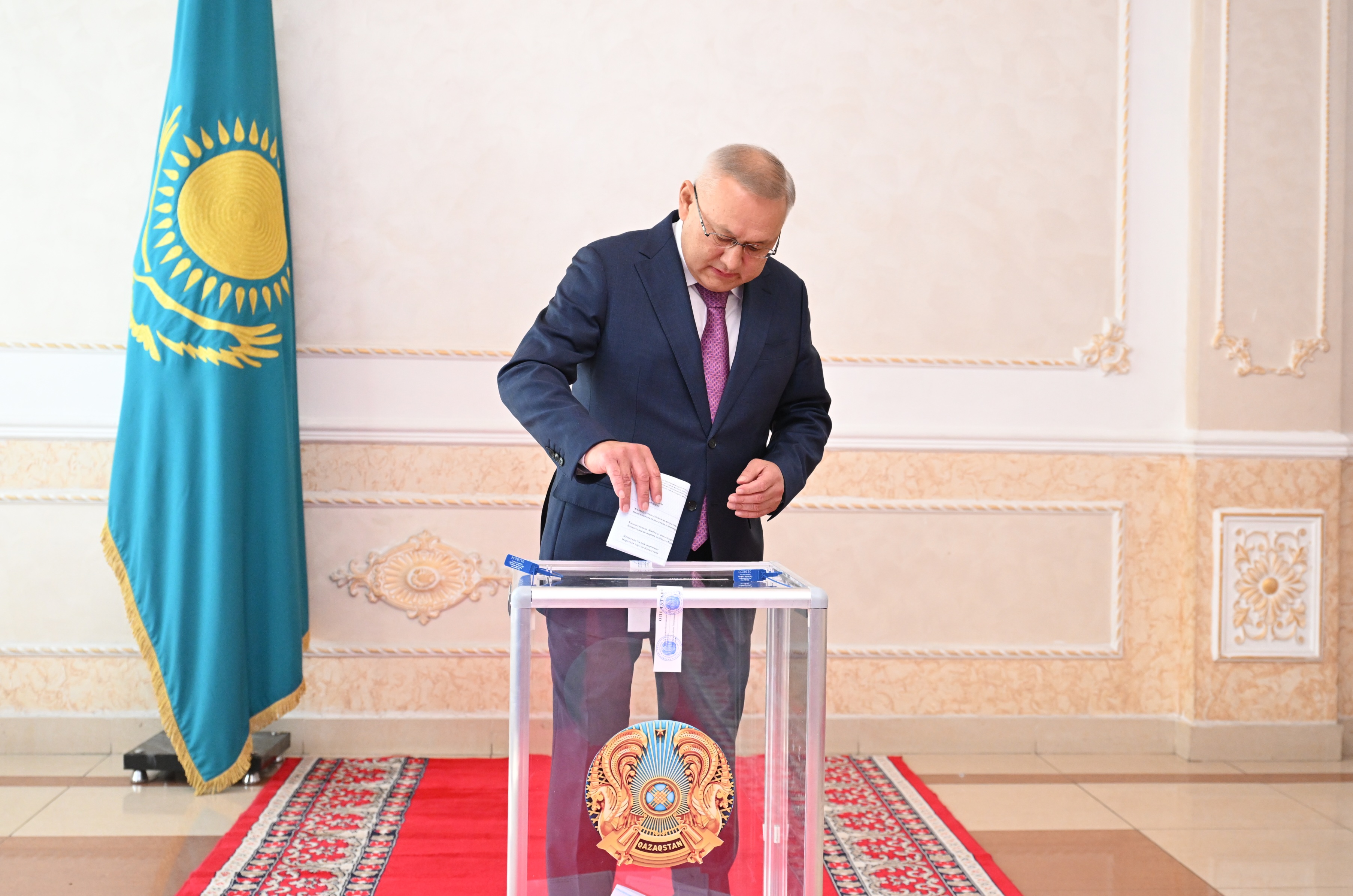 Бейбіт Исабаев жәшікке бюллетень салуда.
