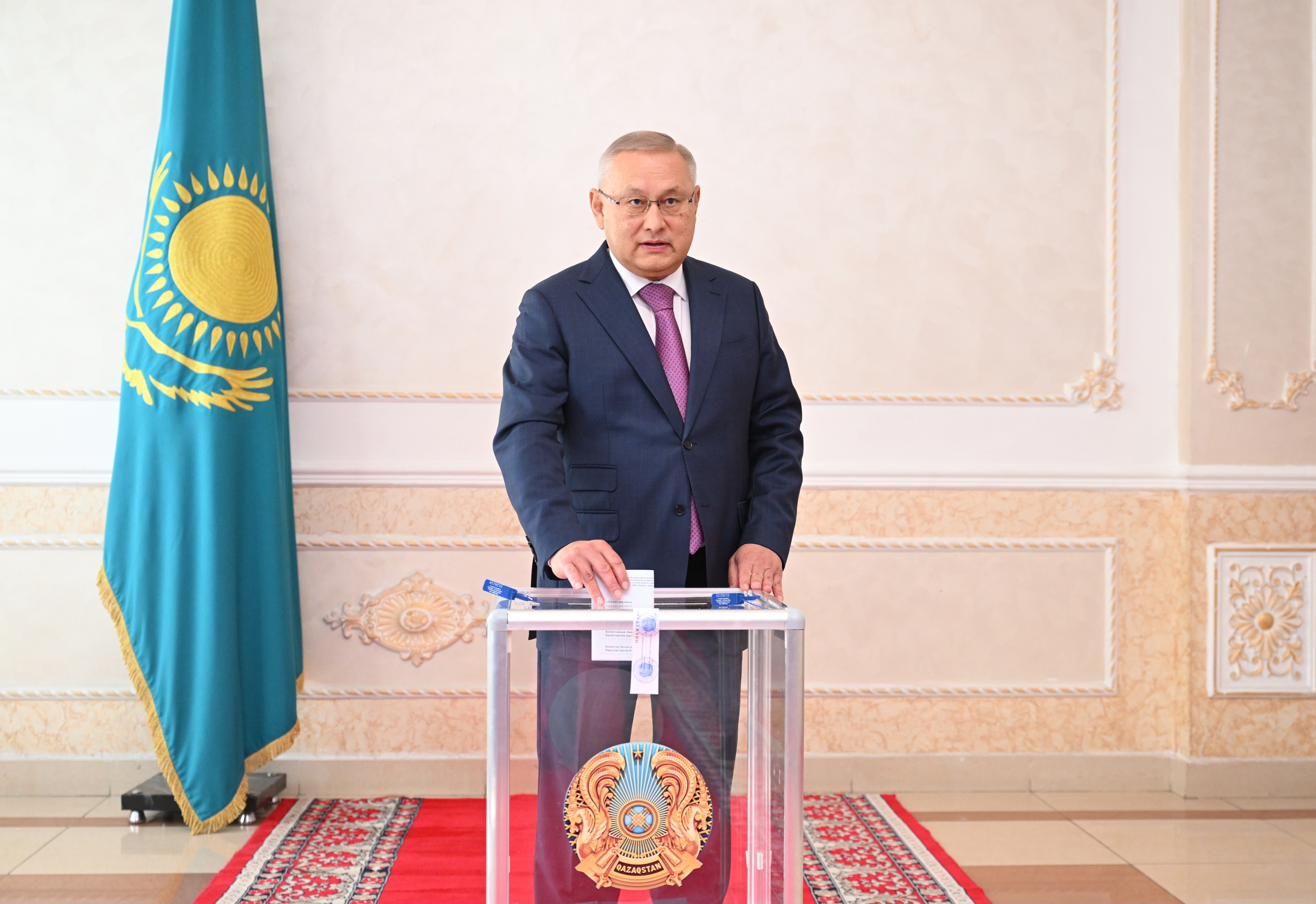 Бейбіт Исабаев жәшікке бюллетень салуда.