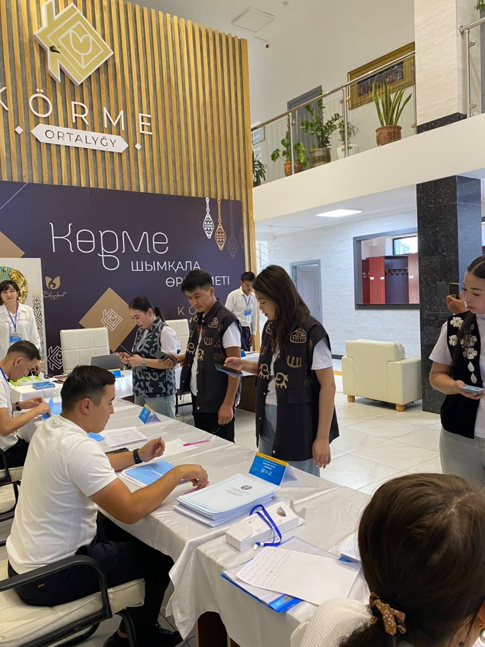 ШЫМКЕНТТЕ ЖАСТАР САЙЛАУ УЧАСКЕСІНЕ ҰЛТТЫҚ КИІММЕН БАРДЫ