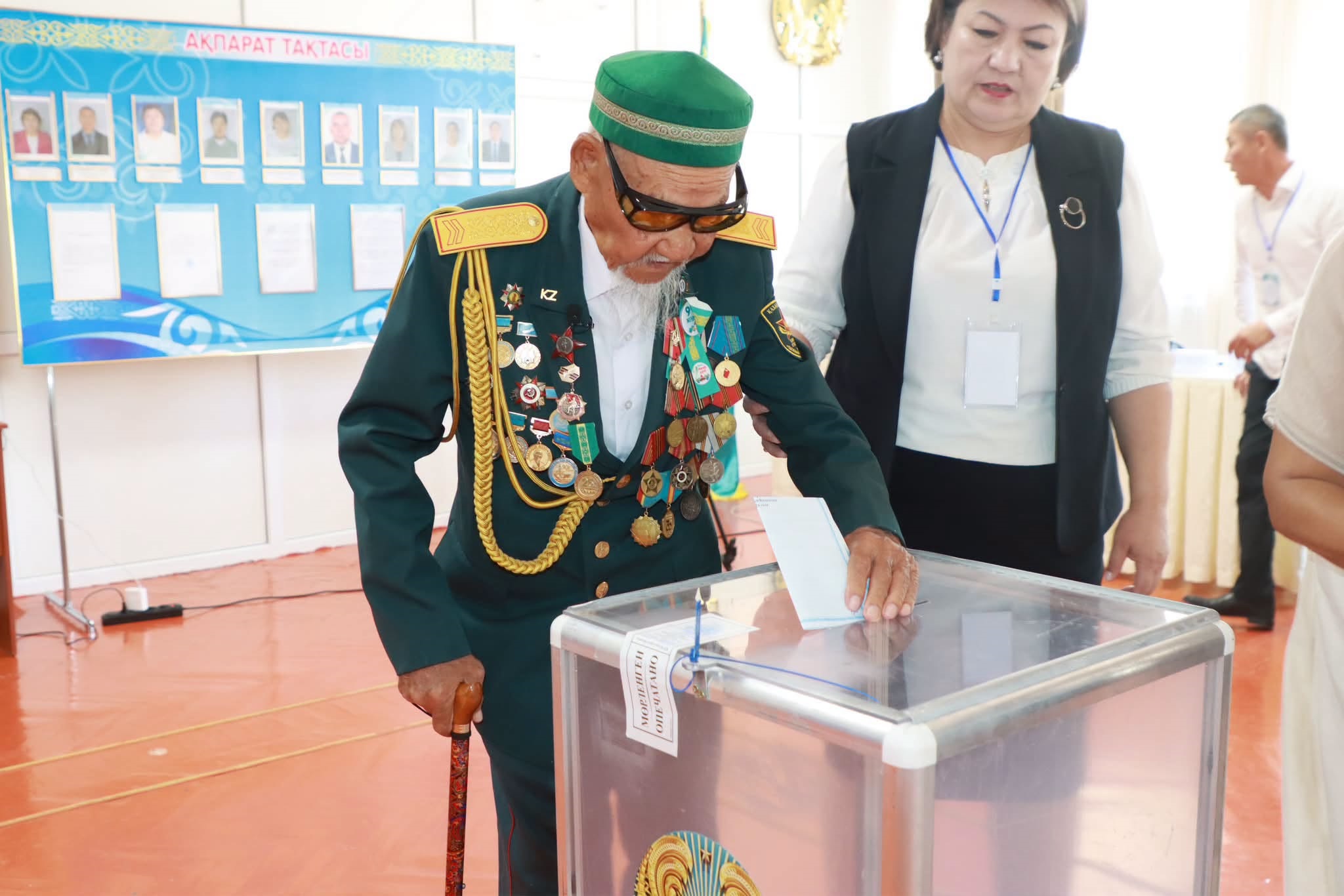 A veteran of the Great Patriotic War voted
