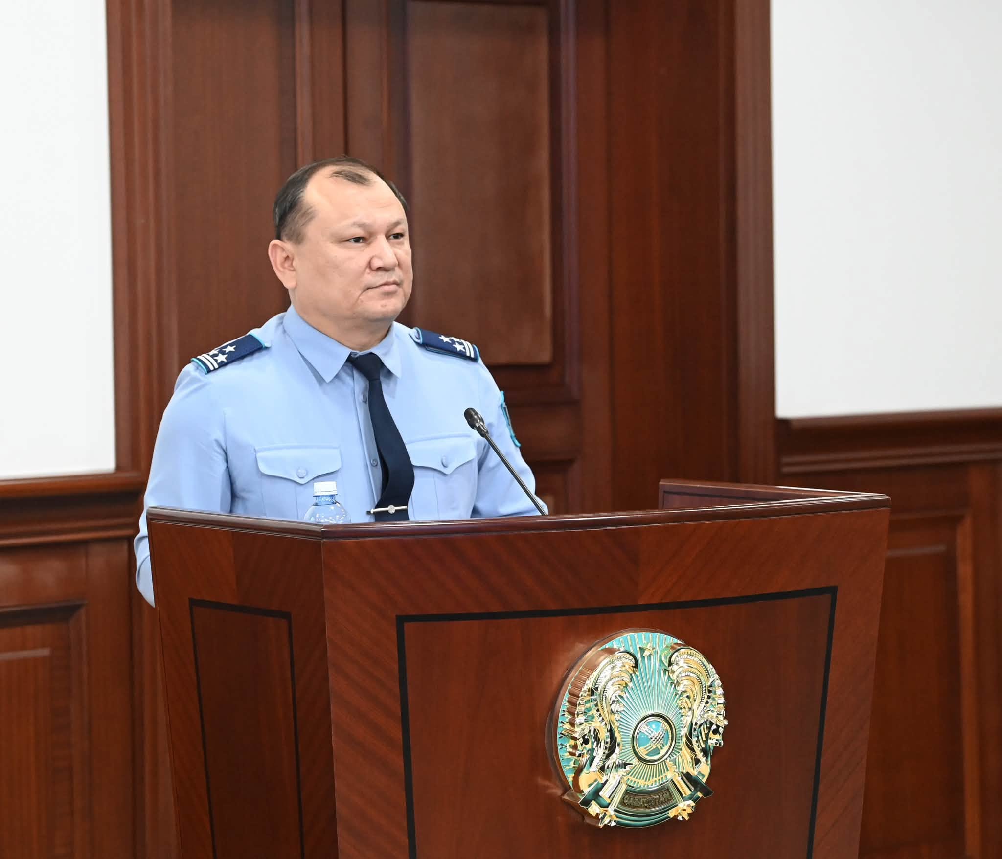 Трибунада тұрған полиция қызметкері.