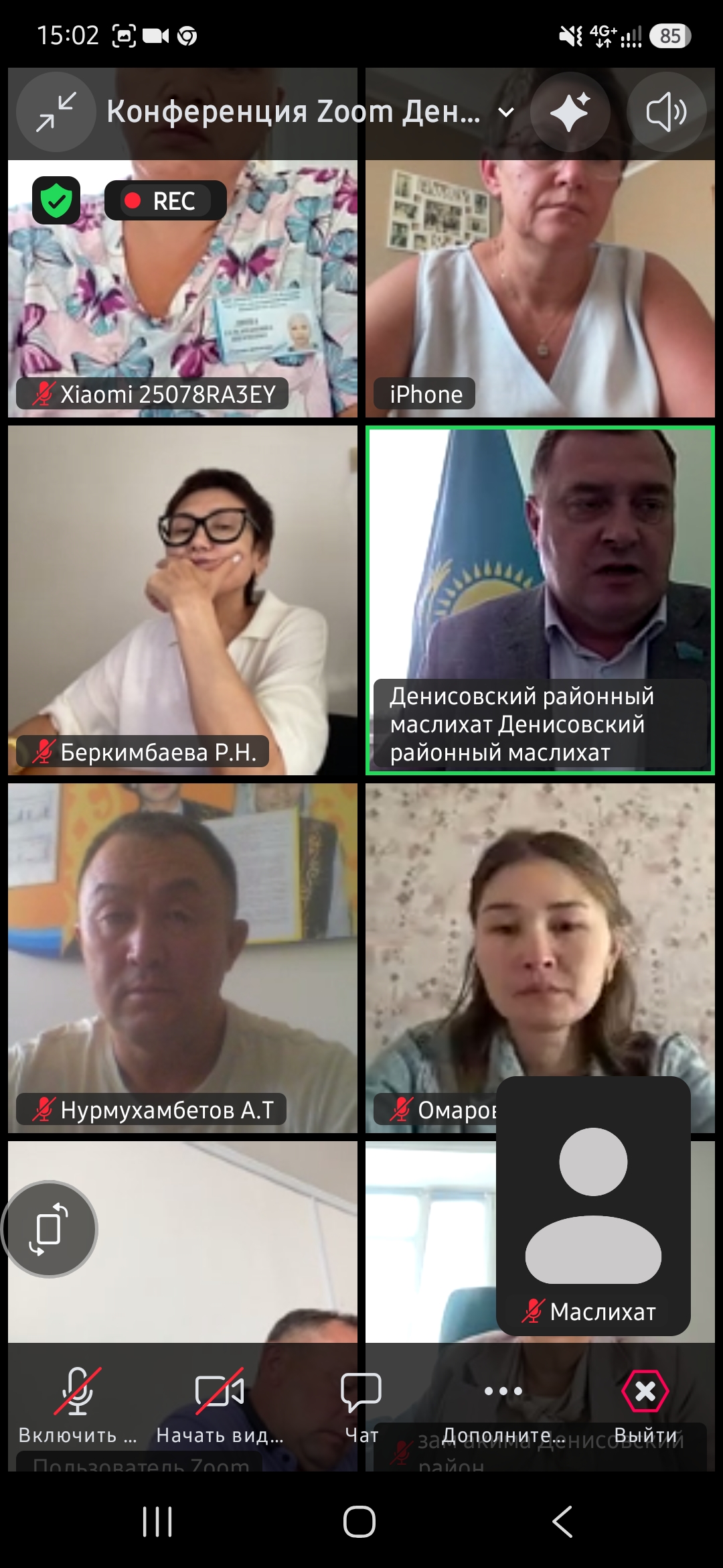 Депутаттар баяндамашыны тыңдайды