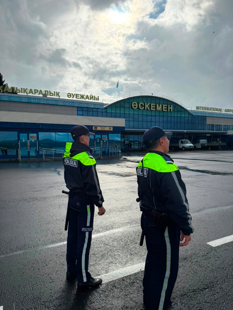Өскемен әуежайында көлік полицейлері бортта қоғамдық тәртіпті бұзған мас жолаушыны әуе рейсінен түсірді