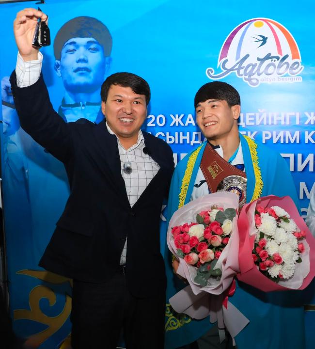 Әлем чемпионына темір тұлпардың кілті табысталды