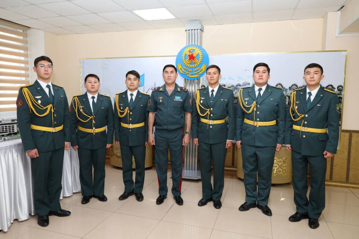 Форма киген жеті әскери қызметкердің ортақ суреті.