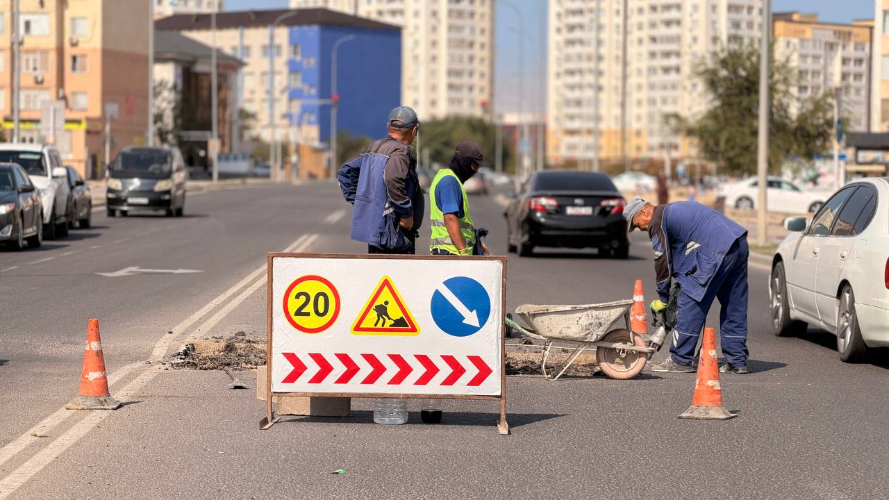Чистота и ремонт: в Актау активно ведутся работы по содержанию центральных дорог
