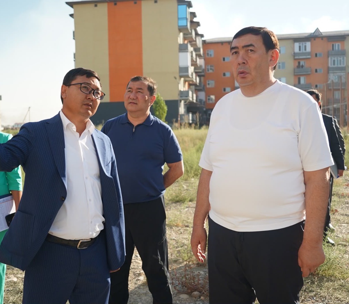Тараз қаласының әкімі Бақытжан Орынбеков үш шағын ауданда салынып жатқан және пайдалануға берілетін көпқабатты тұрғын үйлерді аралап, құрылыс сапасы мен абаттандыру жұмыстарының барысымен танысты