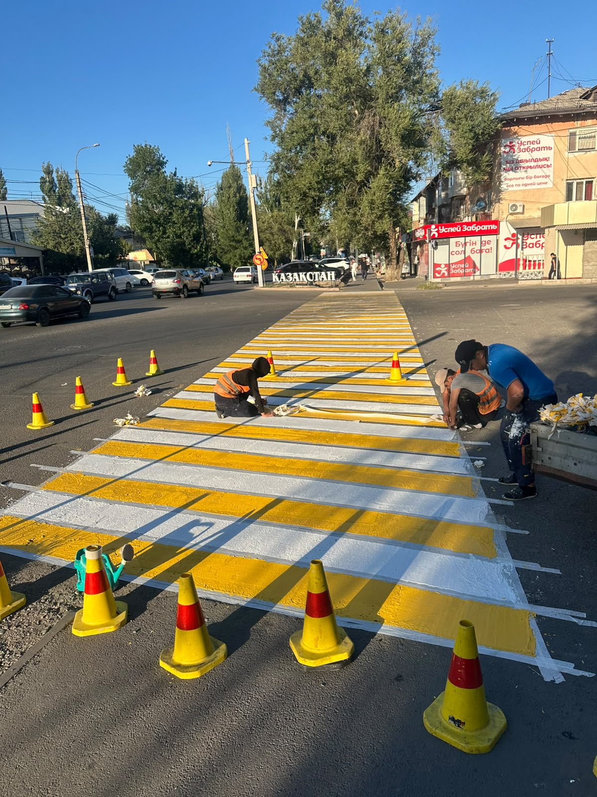 Тараз қаласының аумағында жол қауіпсіздігін қамтамасыз ету және жаяу жүргіншілердің қауіпсіздігін арттыру мақсатында жол таңбаларын сызу жұмыстары жүргізілуде
