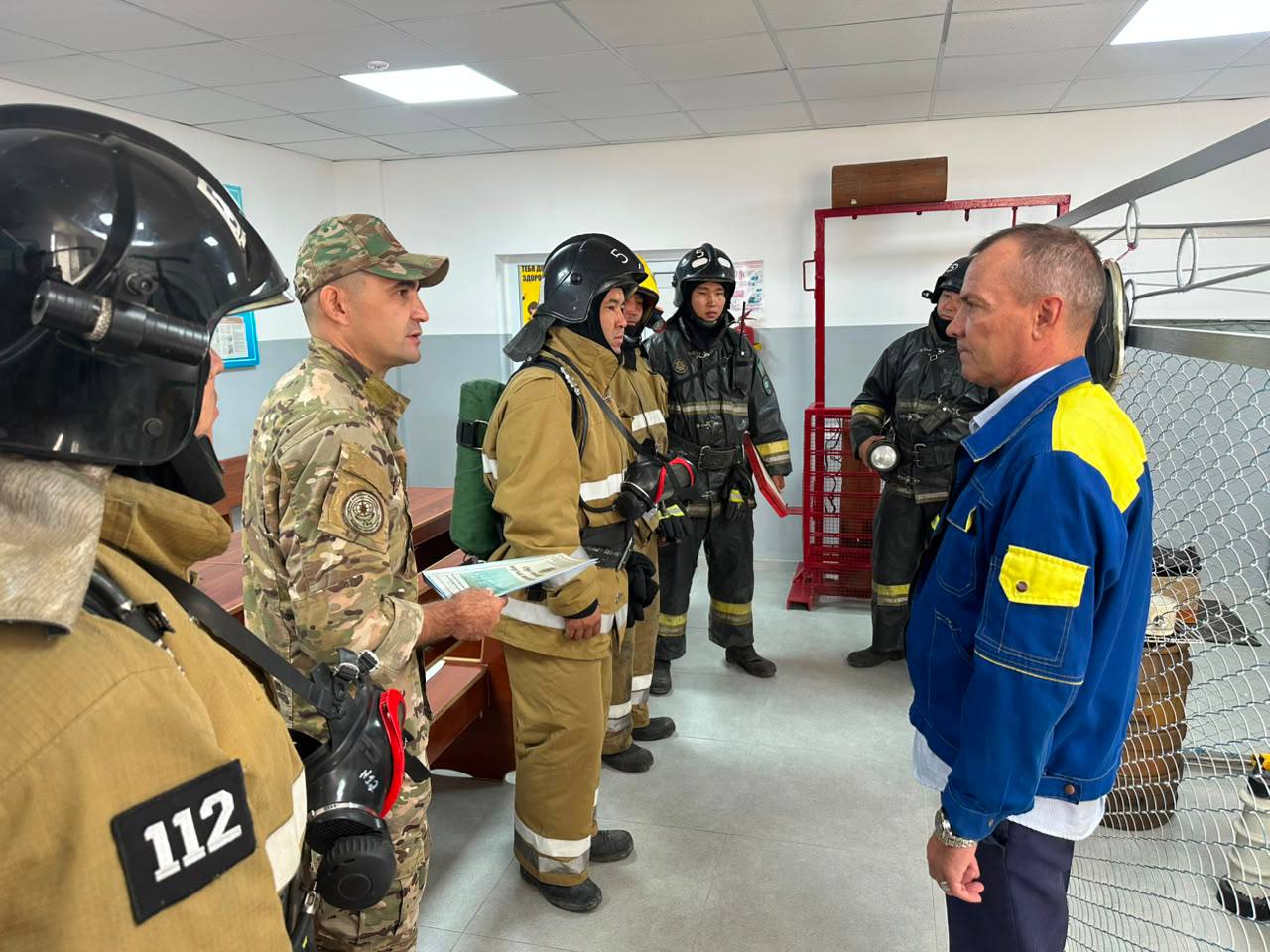 формадағылар ғимарат ішінде әңгімелесуде