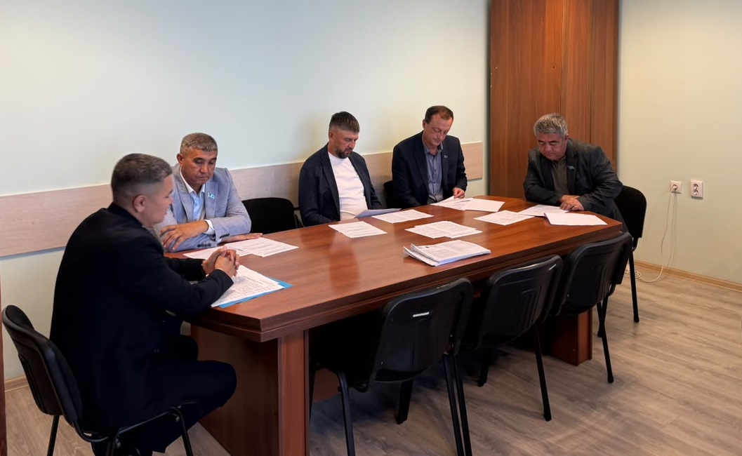 Агроөнеркәсіптік кешен, экология, қоршаған ортаны қорғау және табиғи ресурстарды ұтымды пайдалану мәселелері жөніндегі тұрақты комиссияның отырысы суретте көрсетілген