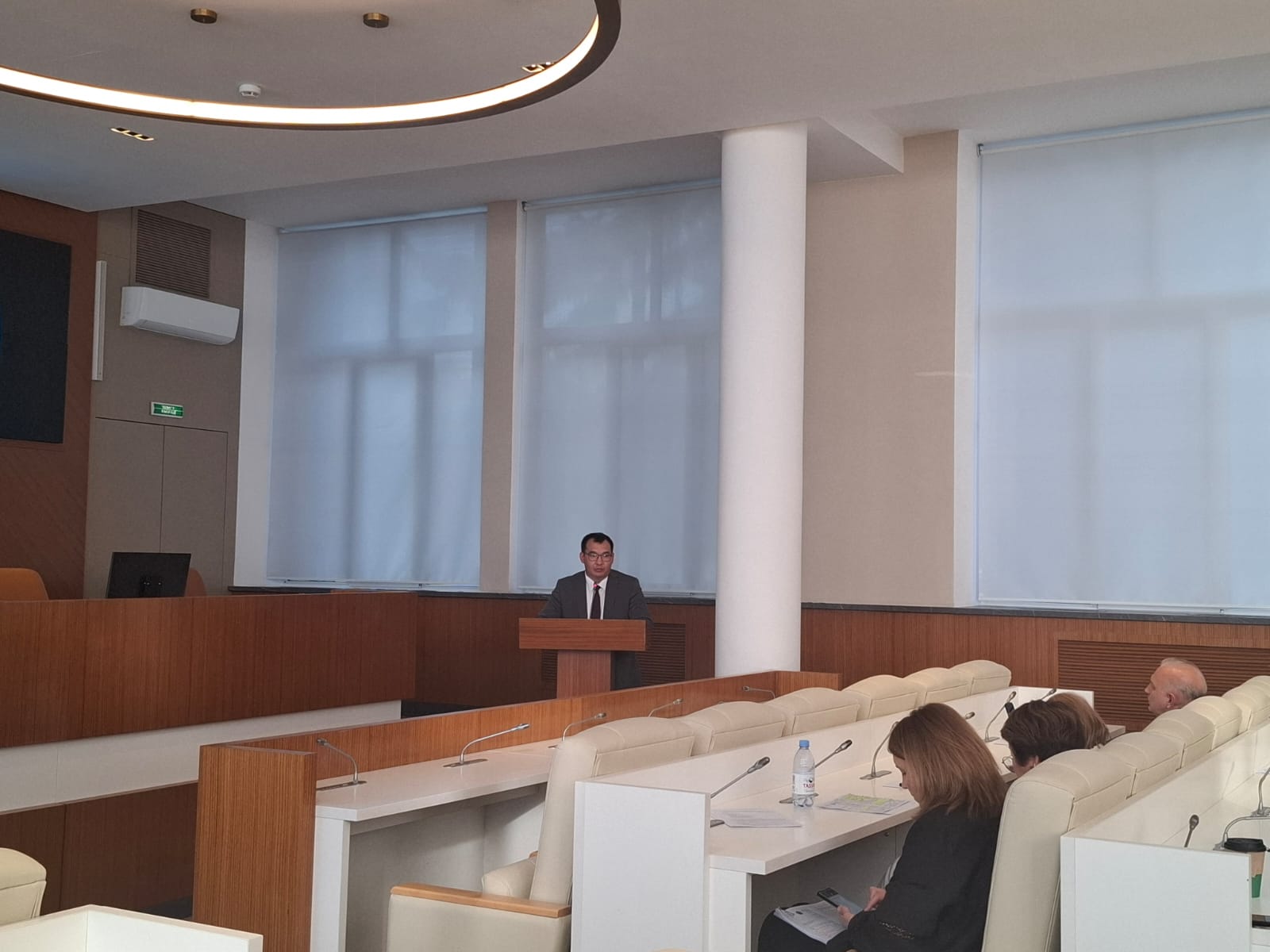Суретте депутаттар алдында ШҚО энергетика және тұрғын үй-коммуналдық шаруашылық басқармасы басшысының орынбасары Р. Т. Тұрысбек сөз сөйлейді.