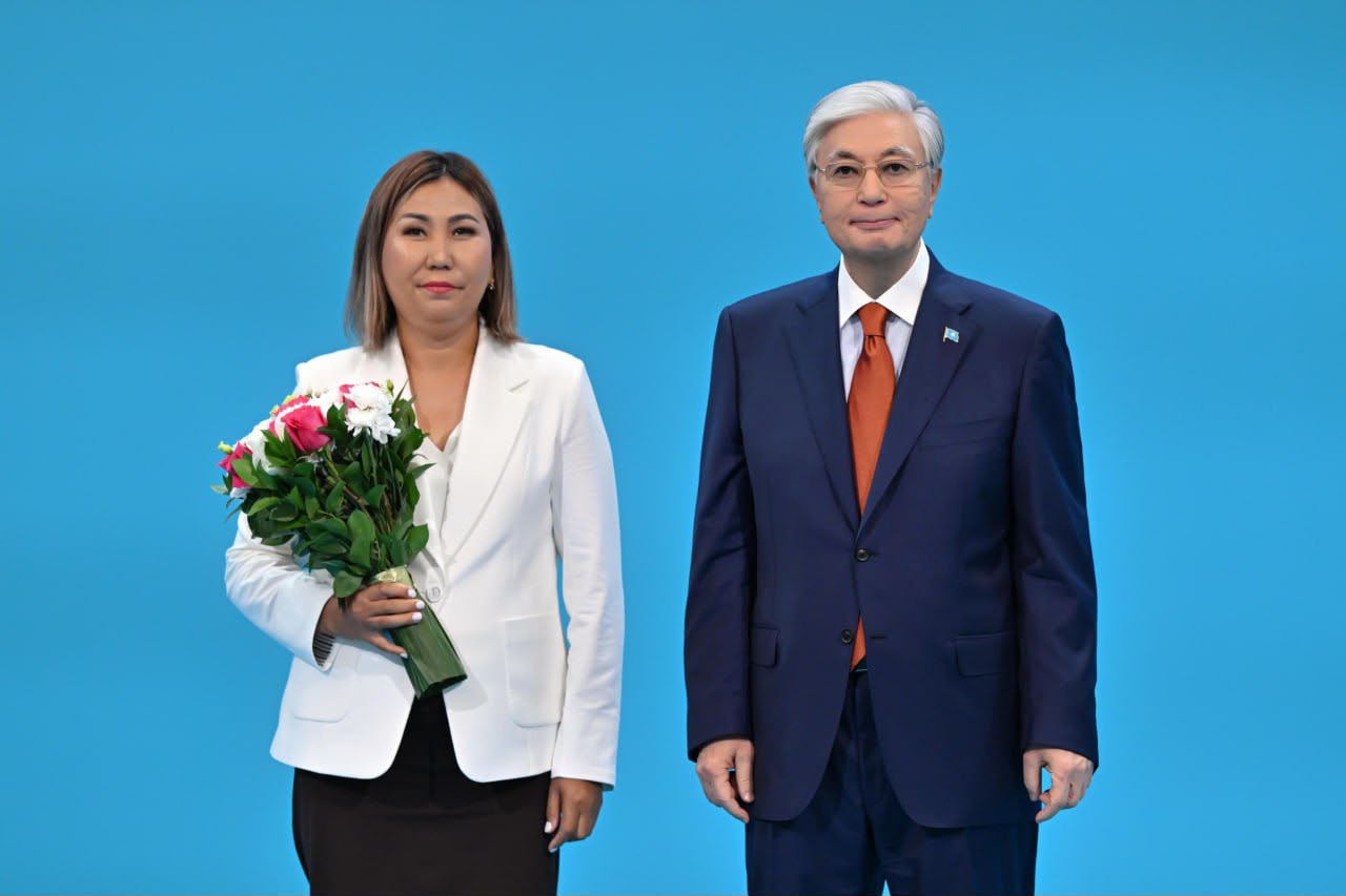 Ақтөбелік педагогке «Қазақстанның еңбек сіңірген ұстазы» құрметті атағы берілді