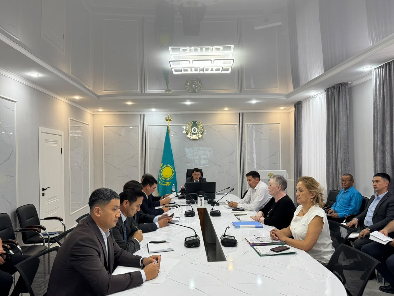 Аудан әкімі Р.Ә. Аңбаев облыс әкімдігінің отырысына бейнеконференцбайланыс (БКБ) режимінде қатысты.
