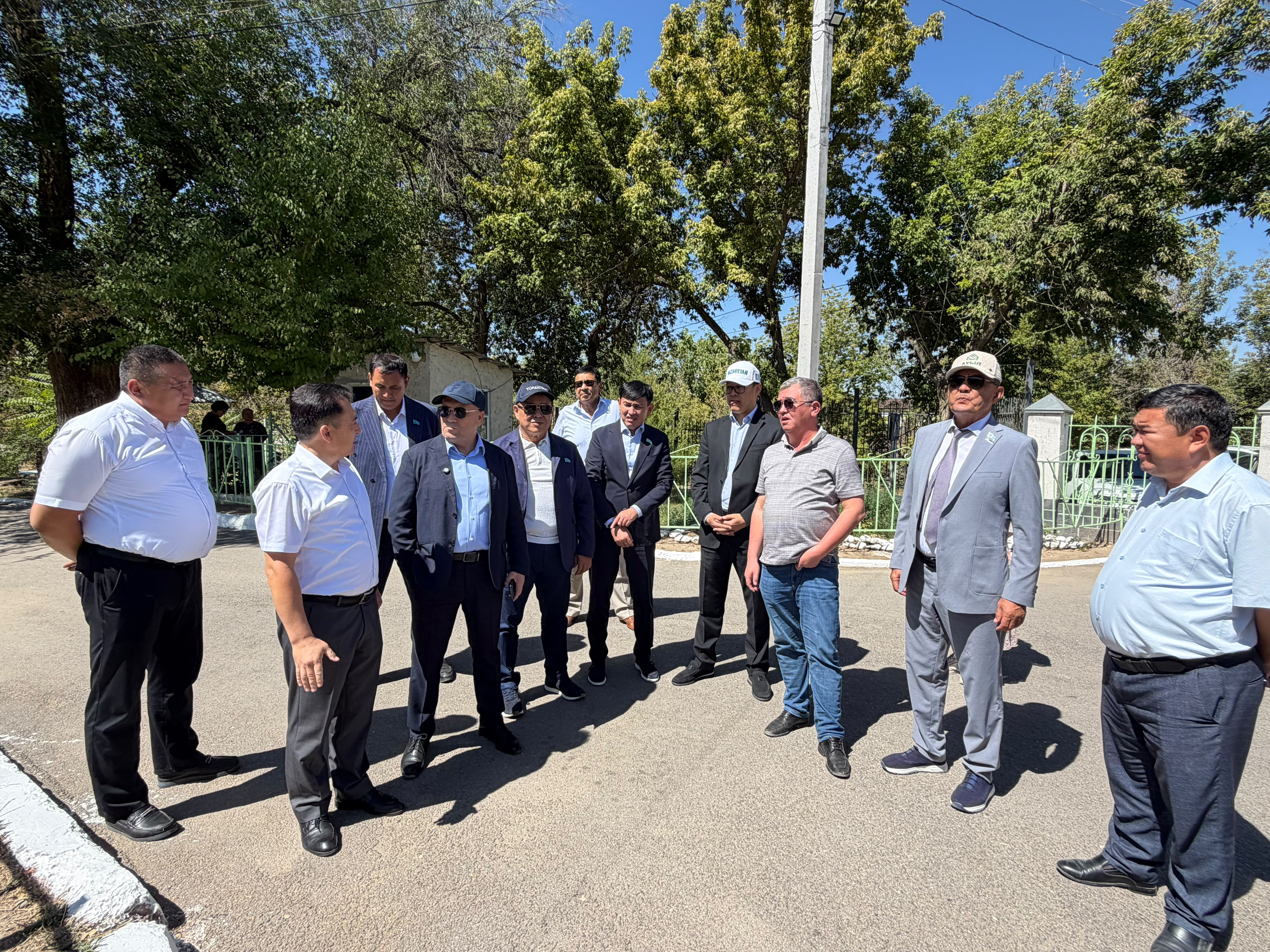СПЕЦИАЛЬНАЯ КОМИССИЯ ТУРКЕСТАНСКОГО ОБЛАСТНОГО МАСЛИХАТА ИЗУЧИЛА ХОД РАБОТ В ТОЛЕБИЙСКОМ РАЙОНЕ