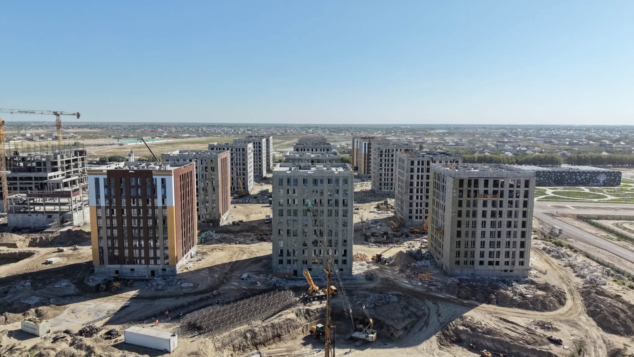 Құрылыс кезеңіндегі көпқабатты тұрғын үйлер кешенінің жоғарыдан көрінісі.