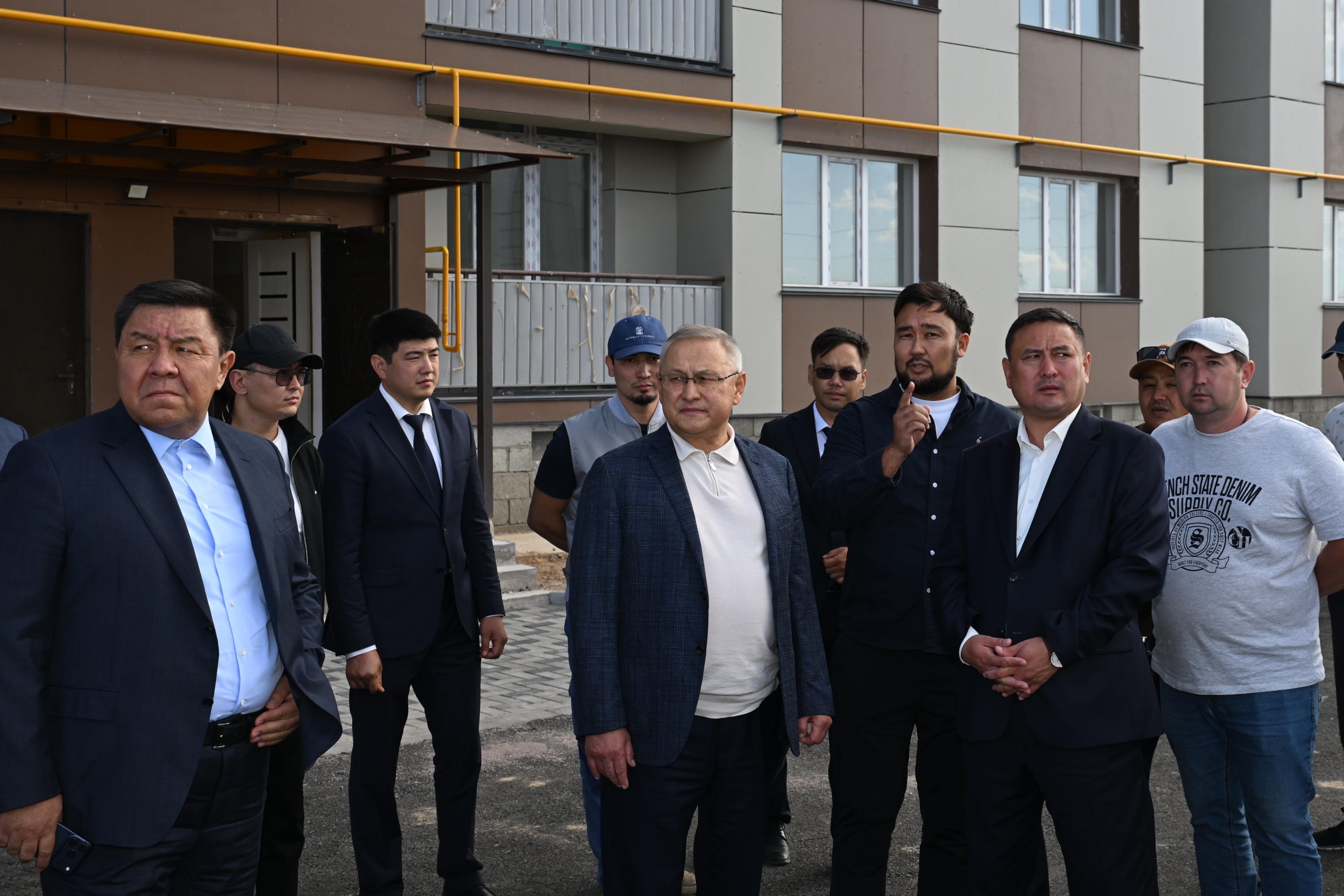Сарыөзектің инфрақұрылымы жаңаруда: облыс әкімі Бейбіт Исабаев құрылыс жұмыстарының барысын тексерді