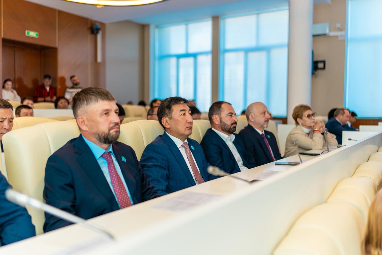 Суретте облыстық мәслихат депутаттары