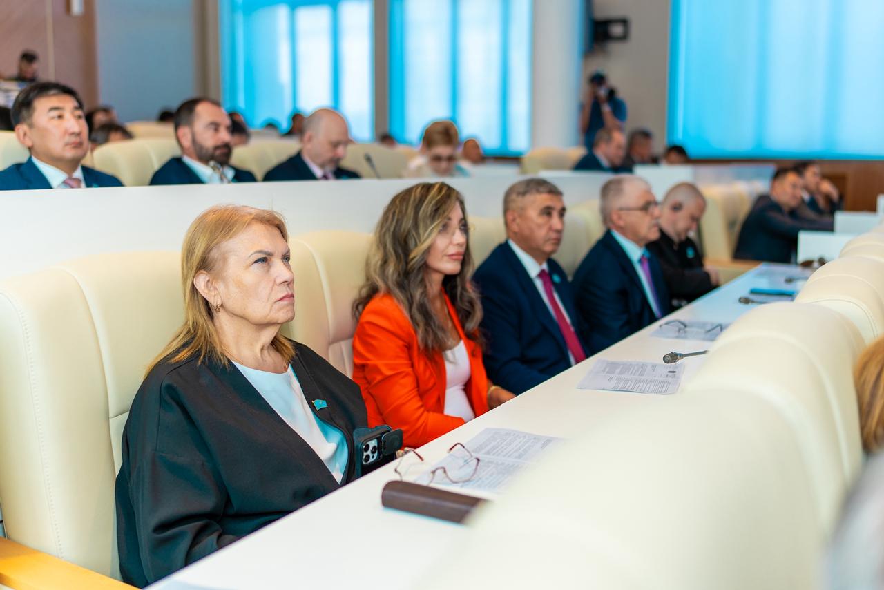 Суретте облыстық мәслихат депутаттары