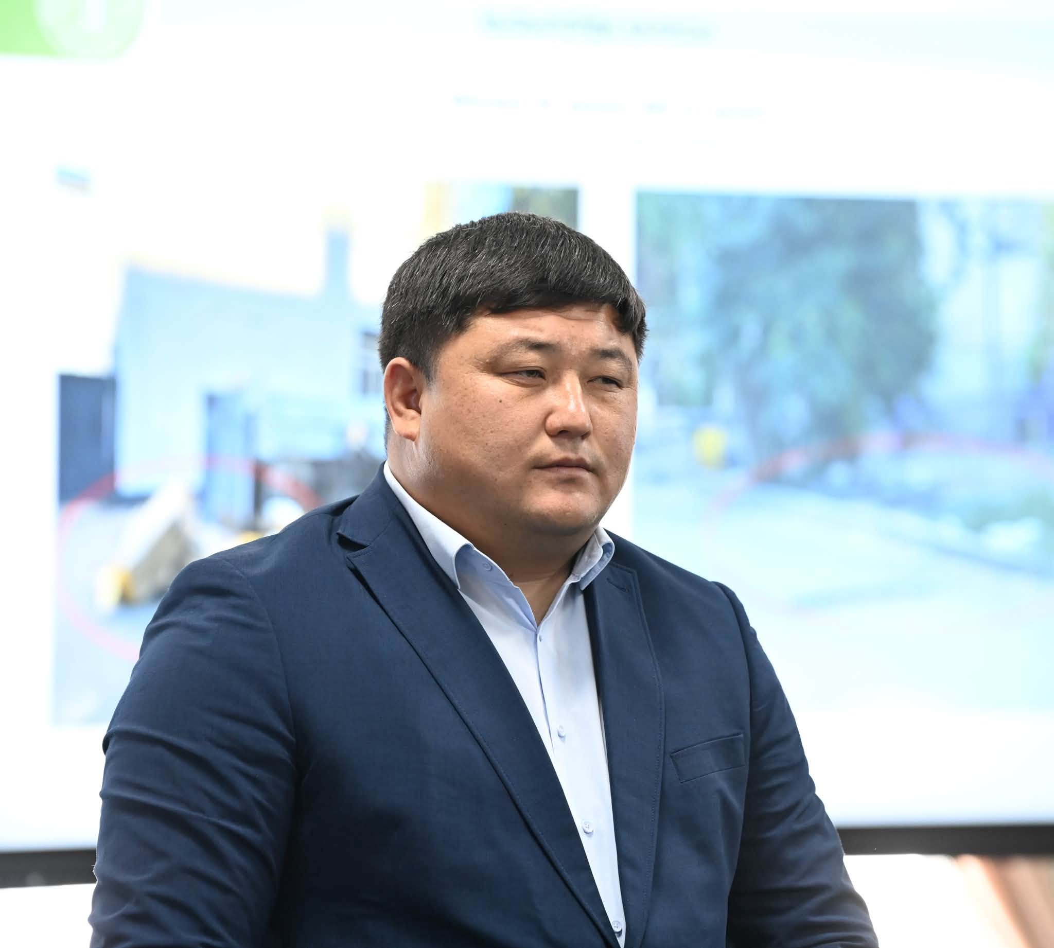 Көк костюм киген ер адамның портреті.