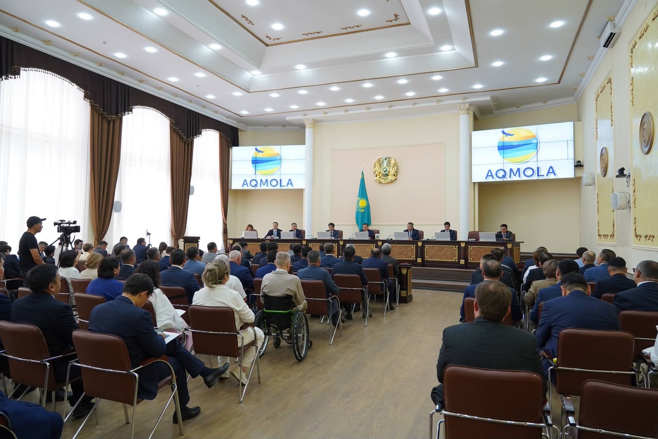 Ақмола облысының жиналысы: залдың ішіндегі қатысушылар мен алдындағы президиум.