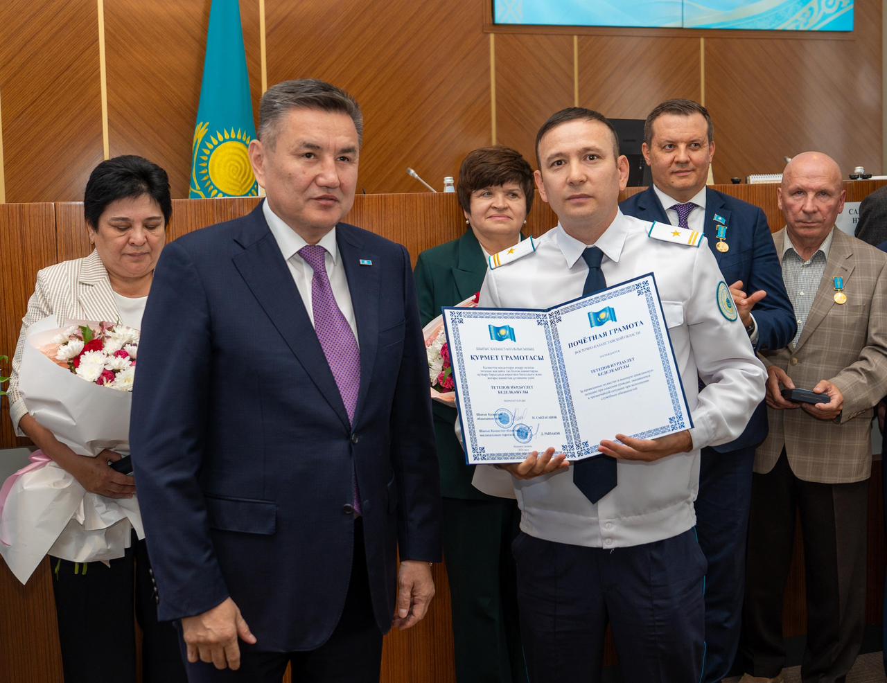 ШҚО-да облыс әкімі екі жұмысшыны құтқарған полицейлерді марапаттады