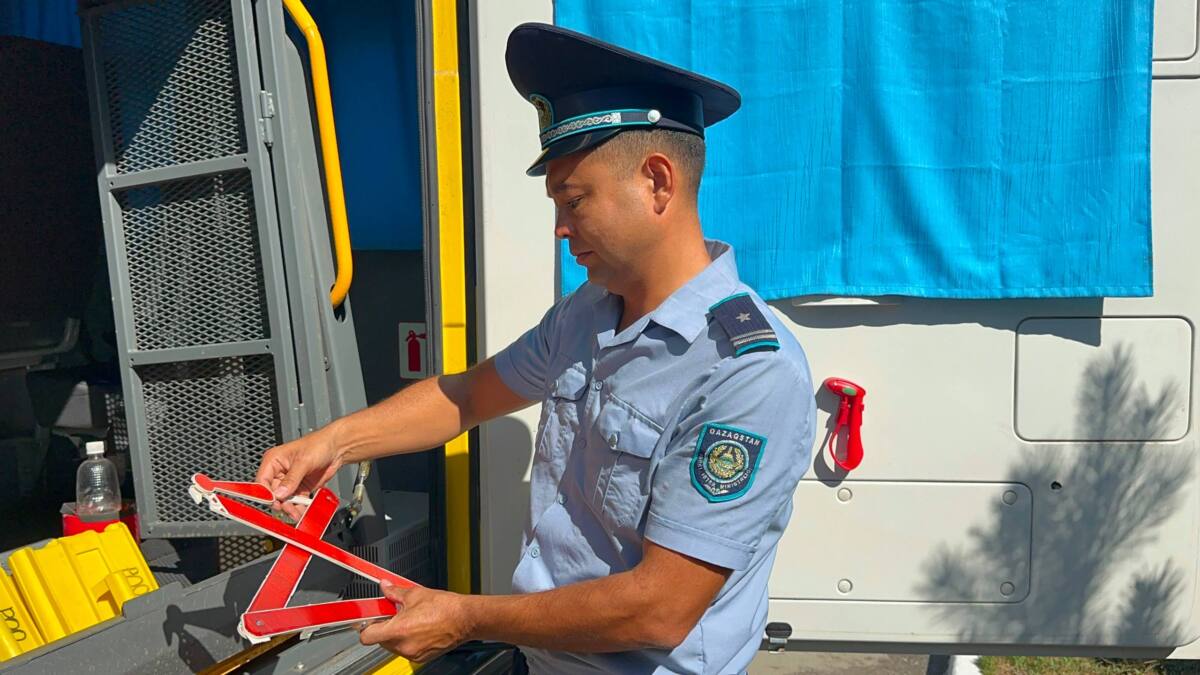 Форма киген қызметкердің жол белгісін дайындап жатқан сәті.
