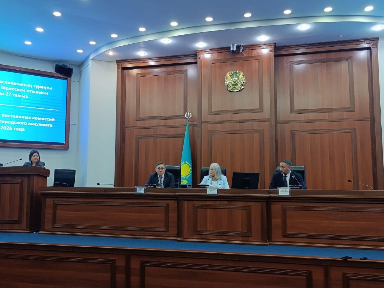 Қалалық мәслихат комиссияларының отырысы ағаш әрлеумен және Қазақстан туымен залда өтті.
