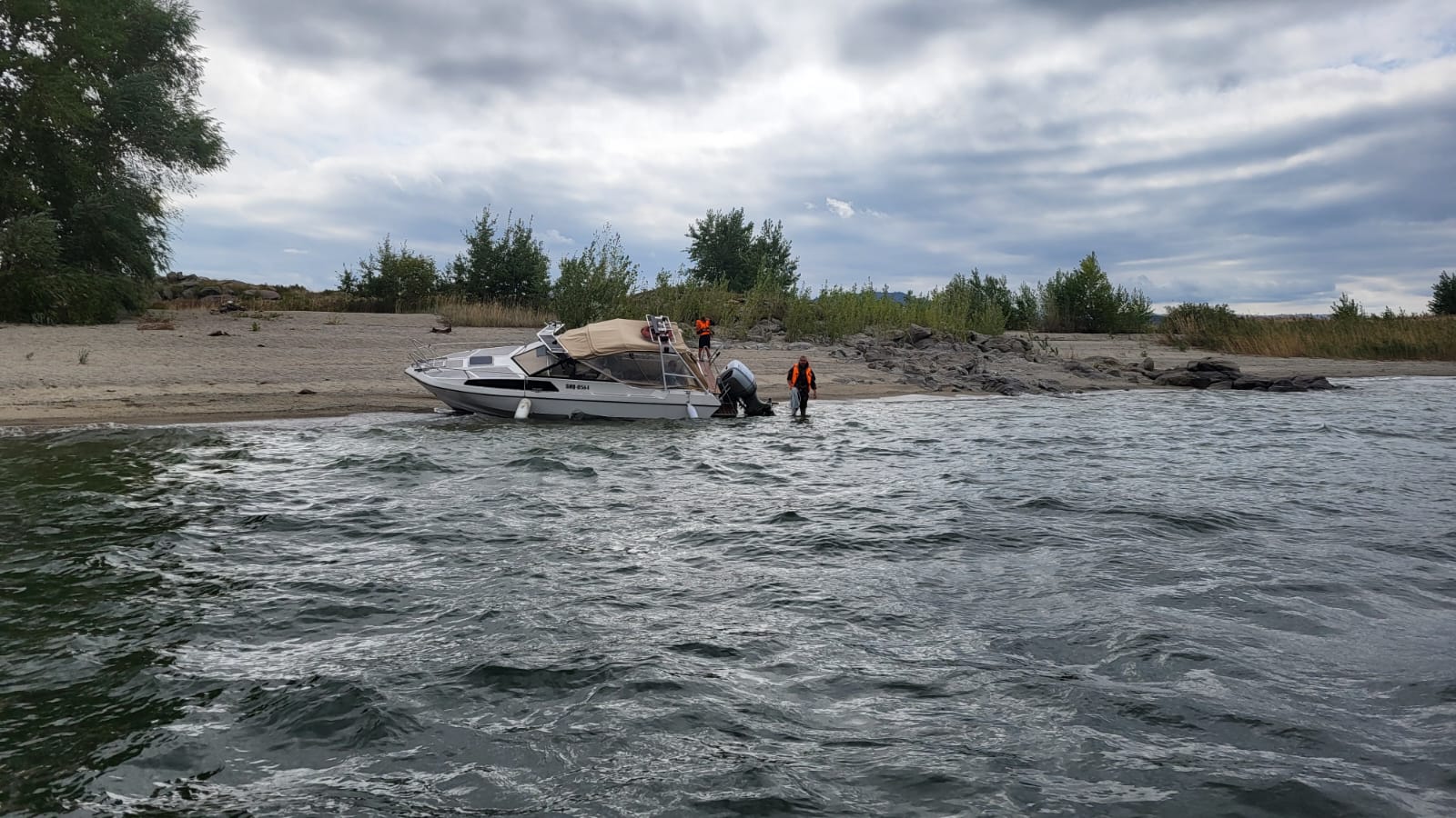 Спасатели оказали помощь двум отдыхающим на Бухтарминском водохранилище