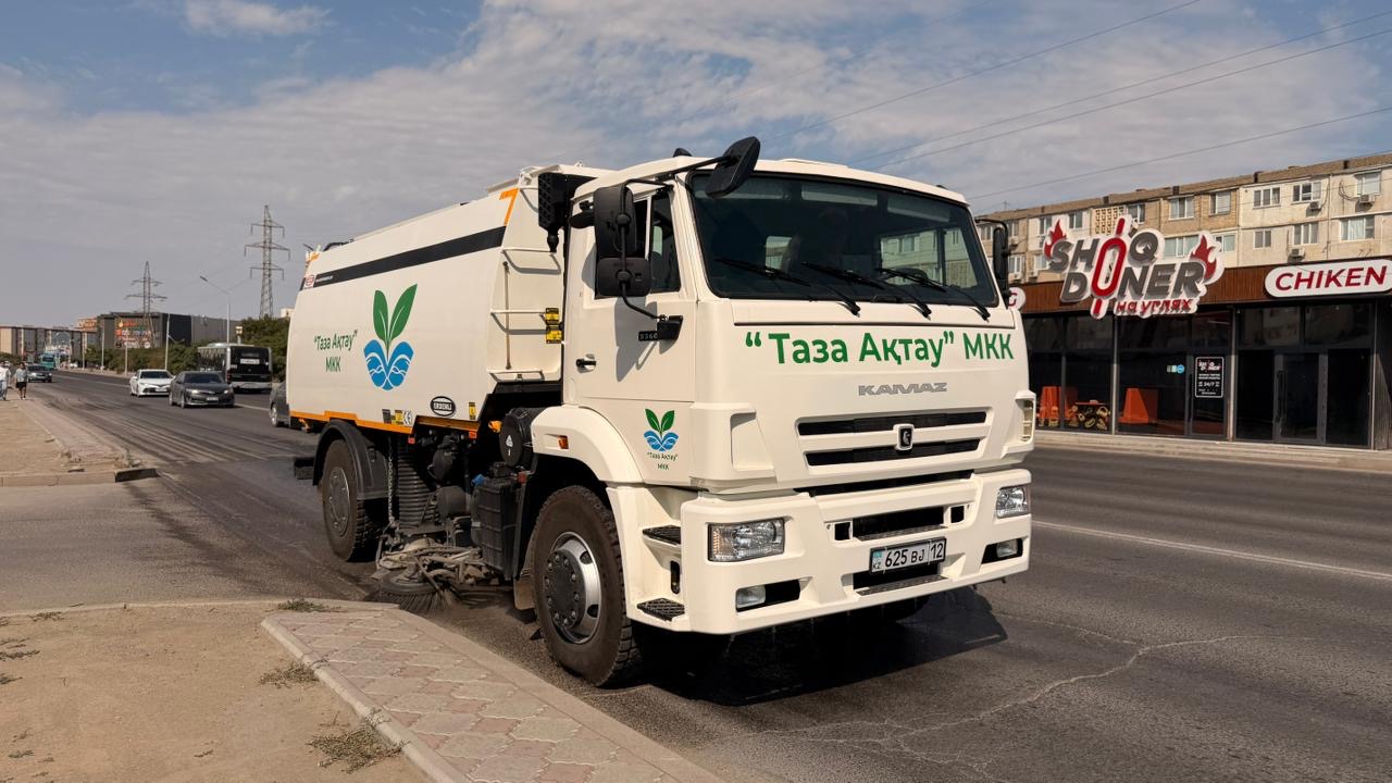 В Актау проводят санитарную уборку улиц