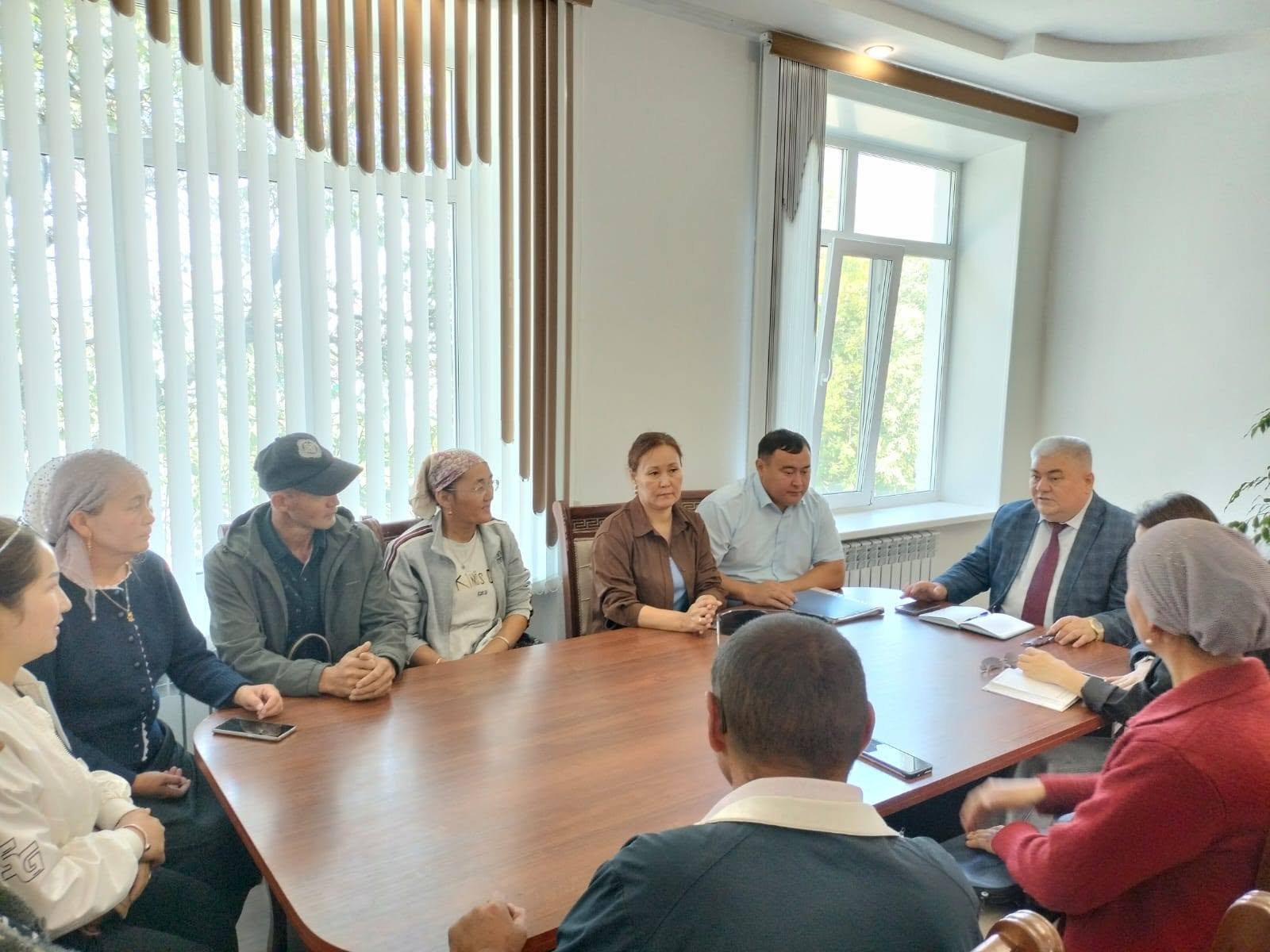 Қытай Халық Республикасы азаматтарының қатысуымен дөңгелек үстел.